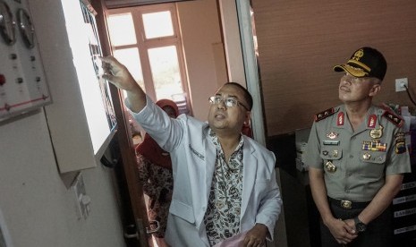 Kapolda Jateng Irjen Pol Condro Kirono (kanan), mendapatkan penjelasan mengenai luka-luka korban penyerangan polisi, di Pusat Geriatri RSUD Margono Soekarjo Purwokerto, Banyumas, Jawa Tengah, Rabu (12/4).