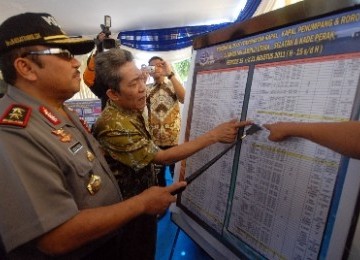 Kapolda Jatim, Irjen Pol Hadiatmoko (kiri) didampingi oleh sejumlah anggota Polres Tanjung Perak meninjau kesiapan pelayanan arus mudik laut di Terminal Gapura Surya, Pelabuhan Tanjung Perak, Surabaya, Jumat (26/8). 