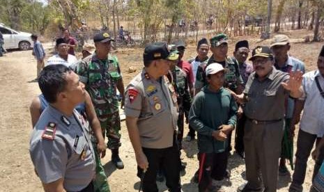 Kapolda Jatim Irjen Pol Luki Hermawan, Gubernur Jatim Soekarwo, dan Pangdam V/ Brawijaya, Mayjen TNI Arif Rahman meninjau kerusakan gempa di Pulau Sapudi, Sumenep, Madura, Kamis (11/10).