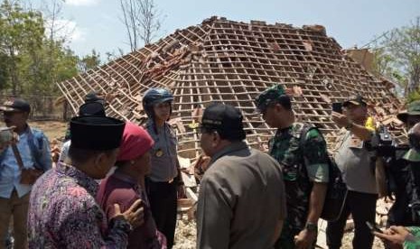 Kapolda Jatim Irjen Pol Luki Hermawan, Gubernur Jatim Soekarwo, dan Pangdam V/ Brawijaya, Mayjen TNI Arif Rahman meninjau kerusakan gempa di Pulau Sapudi, Sumenep, Madura, Kamis (11/10).