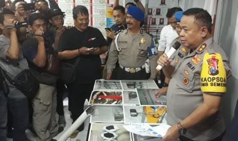 Kapolda Jatim Irjen Pol Luki Hermawan menunjukkan barang bukti penyebab amblesnya Jalan Raya Gubeng Surabaya. 