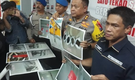 Kapolda Jatim Irjen Pol Luki Hermawan menunjukkan barang bukti penyebab amblesnya Jalan Raya Gubeng Surabaya. 