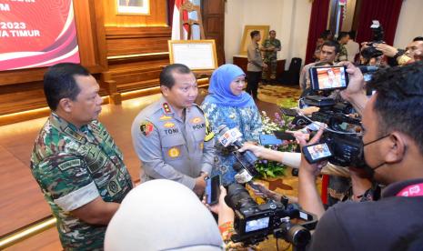 Kapolda Jatim Irjen Pol Toni Harmanto (tengah)