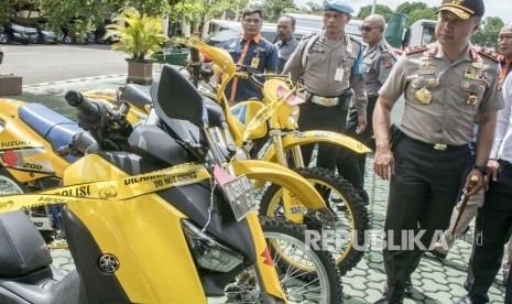 Kapolda Jawa Barat Irjen Pol Agung Budi (kanan) beserta staf kepolisian menunjukkan barang bukti sitaan saat rilis kasus penipuan dan penggelapan dana Haji plus dan Umroh oleh PT. Solusi Balad Lumampah (SBL) di Mapolda Jawa Barat, Bandung, Jawa Barat, Selasa (30/1). 