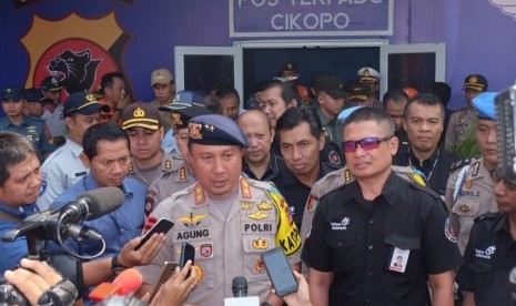 Kapolda Jawa Barat Irjen Pol Agung Budi Maryoto bersama dengan Direktur Enterprise Business Service Telkom Dian Rachmawan memberikan paparan terkait kesiapan dalam menjaga kelancaran arus mudik dan balik lebaran masyarakat Indonesia di Posko Mudik Utama Lebaran 2018 Cikopo, (10/6).