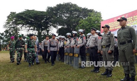 Kapolda Jawa Barat Irjen Pol Agung Budi Maryoto mengecek personel pengamanan dalam apel pilkada damai di Lapangan Merdeka Kota Sukabumi, Jumat (2/2).