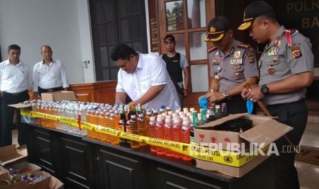 Kapolda Jawa Barat Irjen Pol Agung Budi Maryoto mengungkap kasus oplosan minuman keras di Polrestabes Bandung, Senin (9/4).