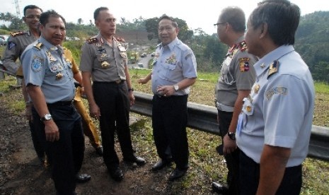   Kapolda Jawa Barat Irjen Pol Mochamad Iriawan (kedua kiri), Menteri Perhubungan EE Mangindaan (tengah) dan Kepala Korlantas Polri Kepala korps lalu lintas Polri Irjen Pudji Hartanto (kedua kanan) saat meninjau kesiapan jalur mudik di jalur selatan, di Ja