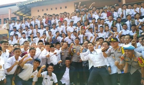 Kapolda Jawa Barat Irjen Pol Rudy Sufahriadi mengunjungi MAN 1 Kabupaten Sukabumi dan menilai pelajar disana anti radikalisme, Kamis (25/7).