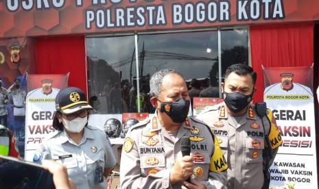 Kapolda Jawa Barat, Irjen Pol Suntana, memastikan selama Natal dan Tahun Baru (Nataru) situasi di jajaran Provinsi Jawa Barat dalam keadaan kondusif. Dia pun meminta agar masyarakat menghindari kerumunan dan tidak keluar rumah jika tidak ada keperluan.