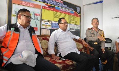 Kapolda Jawa Tengah, Irjen Condro Kirono berdiskusi dengan Menteri Perhubungan, Budi Karya Sumadi (tengah) saat meninjau pos pengamanan midil di exit tol Tingkir, Kota Salatiga, Kamis (29/6). 