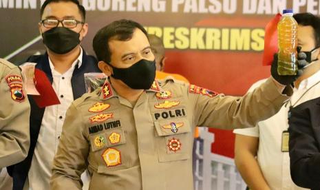  Kapolda Jawa Tengah, Irjen Pol Ahmad Lutfi, menunjukkan barang bukti  minyak goreng oplosan saat konferensi pers pengungkapan kasus penjualan minyak goreng oplosan di Gedung Ditreskrimsus Polda Jawa Tengah, Selasa (22/2). Jajaran Ditreskrimsus Polda Jateng mengamankan dua pelaku penjualan minyak goreng yang dioplos dengan air yang diberi zat pewarna makanan di Kabupaten Kudus.