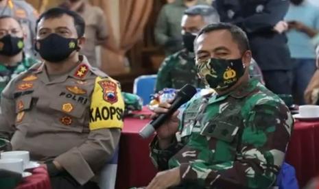 Kapolda Jawa Tengah, Irjen Pol Ahmad Luthfi bersama dengan Pangdam IV/Diponegoro, Mayjen TNI Bakti Agus Fadjari saat meninjau Posko PPKM skala Mikro, di Balai Desa Lerep, Kecamatan Ungaran Barat, Kabupaten Semarang, Kamis (18/2).