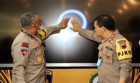 Kapolda Jawa Tengah, Irjen Pol Ahmad Luthfi (kanan) bersama Wakapolda Jawa Tengah, Brigjen Pol Abiyoso Seno (kiri). Kepala Polda Jawa Tengah Irjen Pol Ahmad Luthfi mengingatkan kepada jajarannya sebagai anggota polisi jangan sampai seperti pemadam kebakaran yang datang ke lokasi setelah ada kejadian.