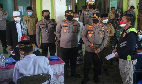 Kapolda Jawa Tengah Irjen Pol Ahmad Luthfi (keempat kanan) didampingi Kapolres Batang AKBP Edwin L. Sengka (keempat kiri) dan Bupati Batang Wihaji (ketiga kanan) meninjau vaksinasi santri di Pondok Pesantren Ma