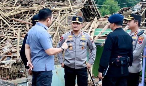  Kapolda Jawa tengah, Irjen Pol Ahmad Luthfi (menghadap arah kamera), saat meninjau lokasi ledakan yang diduga disebabkan oleh bahan petasan di Dukuh Junjungan, Desa Giriwarno, Kecamatan Kaliangkrik, Kabupaten Magelang, Jawa Tengah, Senin (27/3).