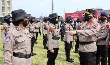  Kapolda Jawa Tengah, Irjen Ahmad Luthfi saat memeriksa personel Polda Jawa Tengah yang diberangkatkan untuk mendukung penanganan bencana erupsi Gunung Semeru, di halaman Mapolda Jawa Tengah, Kota Semarang, Senin (13/12).