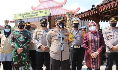 Kapolda Jawa Tengah, Irjen Pol Ahmad Luthfi (tengah) saat meninjau Pos Pengamanan Terpadu jajaran Polres Grobogan, di Jalan Gajah Mada - Simpang lima, Purwodadi, Kabupaten Grobogan, Jawa Tengah, Sabtu (15/5). Memasuki H+2 Lebaran ini, Pos Pengamanan Terpadu dikonsentrasian untuk pengamanan arus balik.