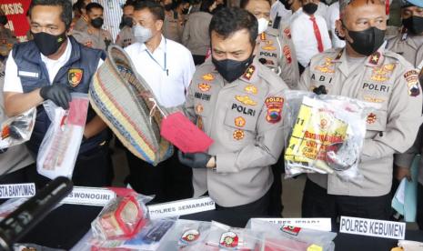 Kapolda Jawa Tengah, Irjen Pol Ahmad Luthfi (tengah) sejumlah barang bukti tindak pidana perjudian saat menggelar konferensi pers di Lobi Mapolda Jawa Tengah, di Kota Semarang, Senin (22/8). Polda Jateng mencatat ada sebanyak 256 pejudi yang ditangkap selama Agustus 2022.