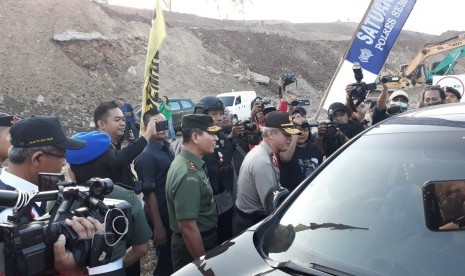 Kapolda Jawa Tengah, Irjen Pol Condro Kirono bersama Pangdam IV/Diponegoro berbincang dengan pemudik yang akan kembali ke Jakarta, di jalur darurat Kali Kenteng, ruas tol fungsional Salatiga- Kartasura, Senin (18/6). Kapolda dan Pangdam melepas arus balik Lebaran 1439 Hijriah untuk ruas tol fungsional di Jawa Tengah.