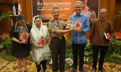 Kapolda Jawa Tengah Irjen Pol Condro Kirono (tengah) berpose dengan Gubernur Jawa Tengah Ganjar Pranowo (kedua dari kanan) usai acara bedah buku di gedung Rama Shinta, Hotel Patra Jasa,  Semarang, Senin (18/12). 