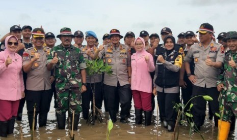 Kapolda Jawa Tengah Irjen Pol Rycko Amelza Dahniel bersama dengan Pangdam IV/ Diponegoro, Mayjen TNI Mochammad Effendi serta perangkat daerah melaksabakan  penanaman 1 juta mangrove, pantai Pungkruk, wilayah Desa Mororejo, Kecamatan Mlonggo, Kabupaten Jepara, Jawa Tengah, Jumat (21/2).        