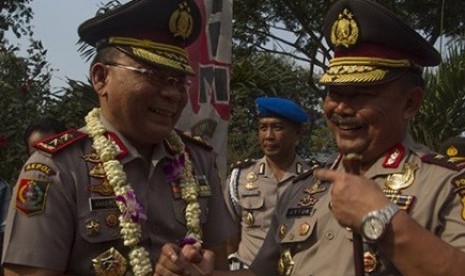 Kapolda Jawa Timur Irjen Anton Setiadji (kanan) saat sertijab dengan Kapolda Jatim lama.