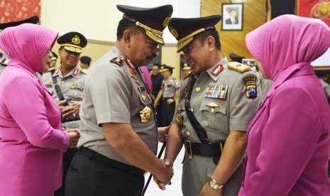 Kapolda Jawa TImur Irjen Anton Setiadji (ketiga kiri) menyalami Wakapolda Jawa Timur Brigjen Pol Gatot Subroto (kedua kanan). Berdasarkan telegram rahasia Kapolri terbaru, Gatot akan digantikan oleh Brigjen Polisi Awan Samudra.