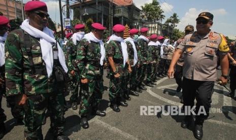 Kapolda Jawa Timur Irjen Pol Luki Hermawan (kanan) meninjau personel pengamanan unjuk rasa di depan gedung DPRD Jawa Timur, Surabaya, Jawa Timur, Kamis (26/9/2019).