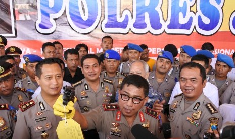 Kapolda Jawa Timur Irjen Pol Machfud Arifin (tengah)