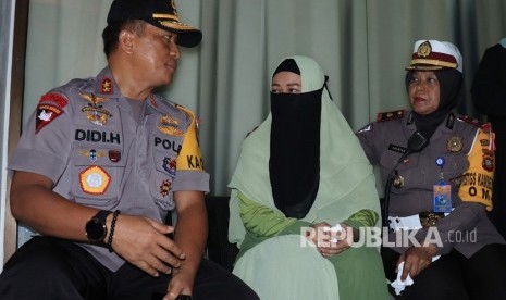 Kapolda Kalbar Irjen Pol Didi Haryono (kiri) didampingi Perwira Polda Kalbar Kompol Syarifah Salbiah (kanan) menemui LM (tengah), Ibu dari Au (14) yang menjadi korban penganiayaan pelajar SMU di Rumah Sakit Promedika Pontianak, Pontianak, Kalimantan Barat, Rabu (10/4/2019).