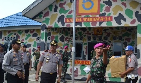 Kapolda Kaltim Irjen Dicky D. Atotoy (kedua kiri) mengunjungi pos pengamanan perbatasan Satgas Marinir Ambalat XIV di Sei Pancang, Pulau Sebatik, Kabupaten Nunukan, Selasa (24/6).