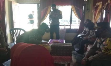 Kapolda Lampung Irjen Pol Hendro Sugiatno memerintahkan kapolres Lampung Timur untuk mendatangi rumah ibu Herawati yang lumpuh tapi tidak lagi mendapatkan bantuan sosial, Jumat (30/7). 