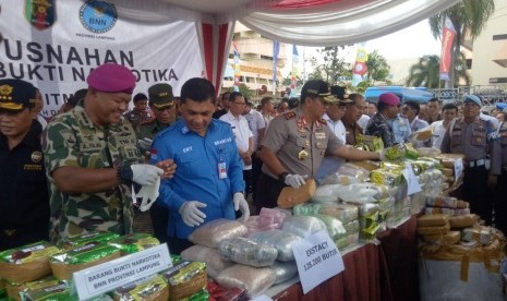 Kapolda Lampung Irjen Pol Purwadi Arianto memusnahkan sejumlah narkoba hasil sitaan poldan dan BNN Provimsi Lampung di Bamdar Lampung, Rabu (18/12).  