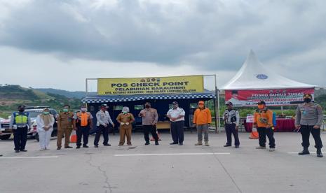 Kapolda Lampung Irjen Pol Purwadi Arianto meninjau Pos Pelayanan Terpadu Pelabuhan Bakauheni, Lampung, Senin (27/4)