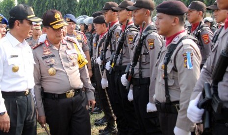  Kapolda Lampung Irjen Suntana (kedua kiri) bersama Pelaksana Tugas Gubernur Lampung Didik Suprayitno (kiri) memeriksa pasukan dan kendaraan dinas saat Apel Gelar Pasukan Operasi Ketupat Krakatau 2018 di lapangan Korpri Provinsi Lampung, Lampung, Rabu (6/6). 