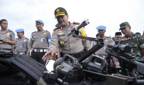 Kapolda Lampung Irjen Suroso Hadi Siswoyo melakukan pemeriksaan senjata saat apel pasukan Operasi Lilin Krakatau 2017 di Lapangan Korpri, Bandar Lampung, Lampung, Kamis (21/12)