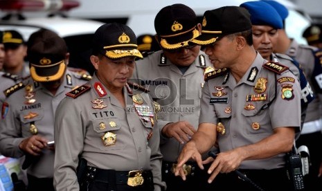 Kapolda Metro Irjen Tito Karnavian ( kiri) memimpin konsolidasi pengamanan jelang Final Piala Presiden di kawasan Gelora Bung Karno, Jakarta, Sabtu (17/10).  (Republika/Wihdan)