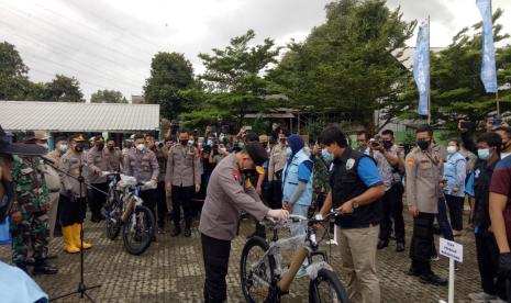 Kapolda Metro Jaya, Fadil Imran mengunjungi serta meresmikan Kampung Tangguh Cakra di Jalan Balai Rakyat III, Kelurahan Pondok Bambu Kecamatan Duren Sawit Jakarta Timur, Sabtu (20/2). 