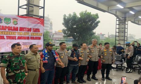 Kapolda Metro Jaya Irjen M Fadil Imran mengukuhkan Tim Antitawuran di Kelurahan Manggarai yang berlangsung di Stasiun Manggarai,  Kecamatan Tebet, Jakarta Selatan, Selasa (11/10/2022).