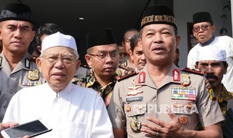 Kapolda Metro Jaya Irjen Idham Azis (kanan) bersama Ketua Umum MUI KH Ma’ruf Amin memberikan penjelasan usai mengadakan pertemuan di kediaman Ma’ruf Amin di Jakarta, Senin (31/7). 