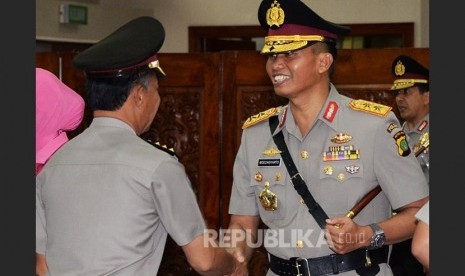   Kapolda Metro Jaya Irjen Moechgiarto mendapat ucapan selamat dari para undangan usai pelantikan di Mabes Polri, Jakarta, Senin (21/3).