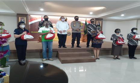 Kapolda Metro Jaya Irjen Nana Sudjana bersama Staf Khusus Kemensos Irjen (Purn) Erwin TL Tobing salurkan 4.000 bansos ke keluarga besar purnawirawan Polri di Jakpus, Rabu (12/8).