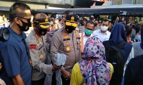 Kapolda Metro Jaya Irjen Nana Sudjana mengunjungi Stasiun Tanah Abang, Jakarta Pusat pada Kamis (27/8).