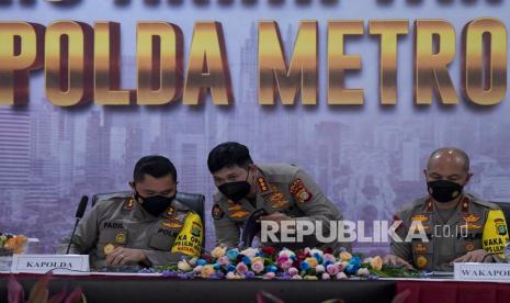 Kapolda Metro Jaya Irjen Pol Fadil Imran (kiri) berbincang dengan Kabid Humas Polda Metro Jaya Kombes Pol Endra Zulpan (tengah) dan Wakapolda Metro Jaya Brigjen Pol Hendro Pandowo (kanan) 