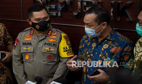 Kapolda Metro Jaya Irjen Pol. Fadil Imran (kiri) bersama Ketua Komnas HAM Ahmad Taufan Damanik (kanan) menjawab pertanyaan wartawan usai dimintai keterangan di Menteng, Jakarta, Senin (14/12/2020). Selain Kapolda Metro Jaya, Komnas HAM juga menggali keterangan Direktur Utama PT Jasa Marga Subakti Syukur Imran terkait tewasnya enam orang Laskar FPI. 