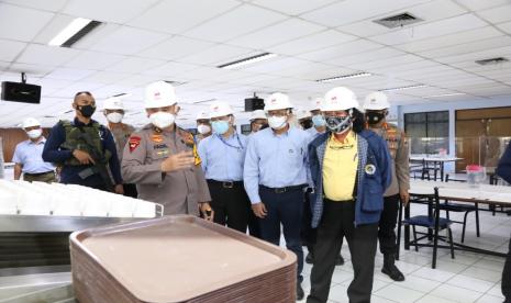 Kapolda Metro Jaya Irjen Pol Fadil Imran saat berkunjung ke pabrik Bogasari  di Jakarta Utara