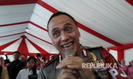 Kapolda Metro Jaya Irjen Pol M. Iriawan bernyanyi bersama tamu undangan di acara peresmian gedung baru Polres Tangerang Selatan, Jumat (21/4). 