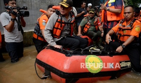 Kapolda Metro Jaya Irjen Pol M Iriawan bersama Pangdam Jaya Mayjen TNI Teddy Lhaksmana memantau banjir di Kelurahan Cipinang Melayu, Kecamatan Makassar, Jakarta, Selasa (21/2).