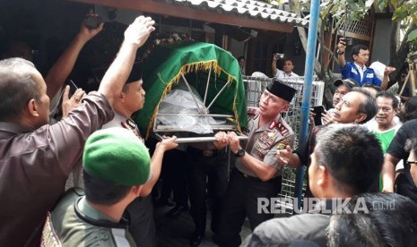 Pemakaman Italia Chandra Kirana Putri, korban penembakan pencuri motor.